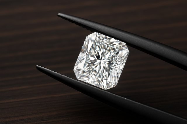 How to Pick the Best Radiant Cut Diamond for Maximum Brilliance